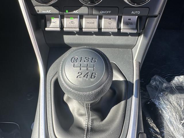 ＧＲ８６ ＲＣ　走行距離１５ｋｍ　６ＭＴ　Ｄ型　ＬＥＤヘッドランプ　ファブリックシート表皮　本革巻ステアリング　デュアルエキゾーストパイプ　防眩インナーミラー　液晶メーター　クルーズコントロール　登録済未使用車（18枚目）