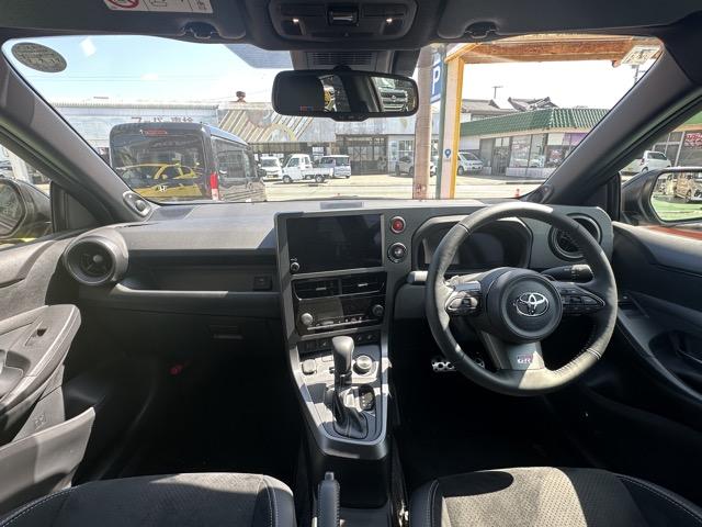ＧＲヤリス ＲＺ　ハイパフォーマンス　走行距離９，１０６ｋｍ　４ＷＤ　８ＡＴ　ディスプレイオーディオ　ＪＢＬサウンドシステム　クーリング／コンフォートパッケージ　本革巻ステアリング　パドルシフト　シートヒーター　ステアリングヒーター（7枚目）