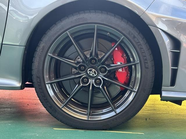 ＧＲヤリス ＲＺ　ハイパフォーマンス　走行距離９，１０６ｋｍ　４ＷＤ　８ＡＴ　ディスプレイオーディオ　ＪＢＬサウンドシステム　クーリング／コンフォートパッケージ　本革巻ステアリング　パドルシフト　シートヒーター　ステアリングヒーター（14枚目）
