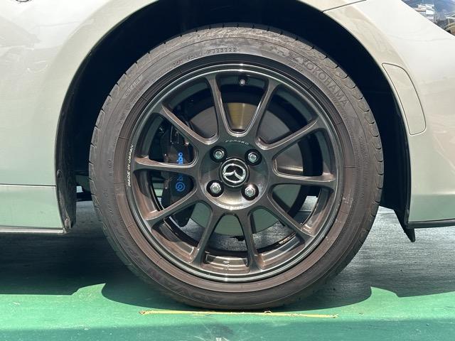 ロードスター ９９０Ｓ　特別仕様車　６ＭＴ　ガラス製リアウインドー付ソフトトップ（クロス）ソフトトップカラー：ダークブルー　フロントブレーキ：Ｂｒｅｍｂｏ社製ベンチレーテッドディスク＆Ｂｒｅｍｂｏ社製対向４ピストンキャリパー（11枚目）