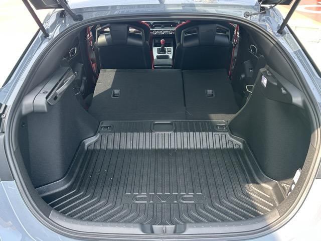 シビック タイプＲ　走行距離６，７７２ｋｍ　６ＭＴ　ＴＹＰＥ　Ｒ専用１０．２インチデジタルメーター・シート・ステアリング・リアスポイラー　レブマッチシステム　トリプルエキゾースト　Ｂｒｅｍｂｏ製ブレーキシステム（12枚目）