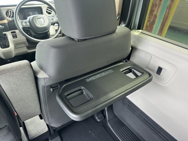 Ｎ－ＢＯＸ ファッションスタイル　コンフォートパッケージ装着車／運転席・助手席シートヒーター　パワースライドドア　リアセンターアームレスト　シートバックテーブル　オートリトラミラー　ホンダセンシング　ＬＥＤヘッドライト　届出済未使用車（11枚目）