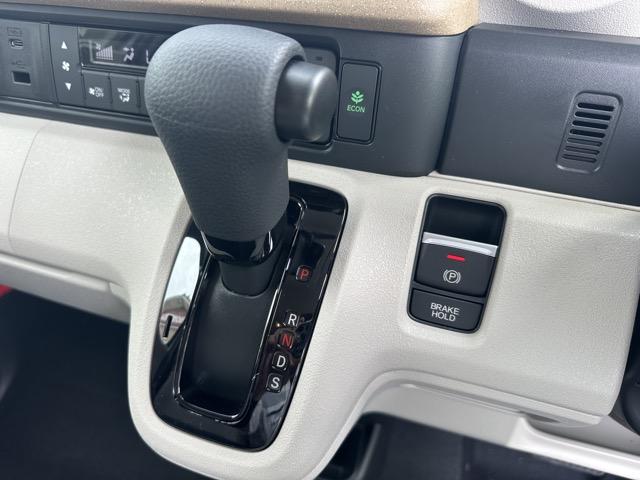 Ｎ－ＢＯＸ ファッションスタイル　コンフォートパッケージ装着車／運転席・助手席シートヒーター　パワースライドドア　リアセンターアームレスト　シートバックテーブル　オートリトラミラー　ホンダセンシング　ＬＥＤヘッドライト　届出済未使用車（21枚目）