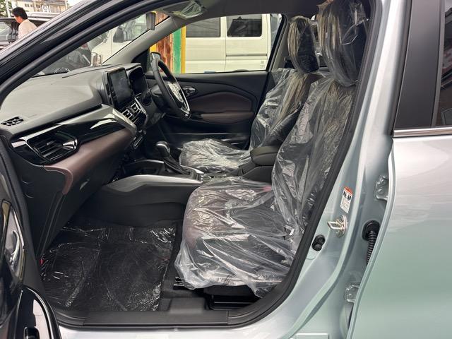 フロンクス ベースグレード　２ＷＤ　全方位モニター付メモリーナビゲーション　セーフティサポート　ＬＥＤヘッドランプ　アダプティブクルーズコントロール　電動パーキングブレーキ　シートヒーター　本革巻ステアリング　登録済未使用車（6枚目）