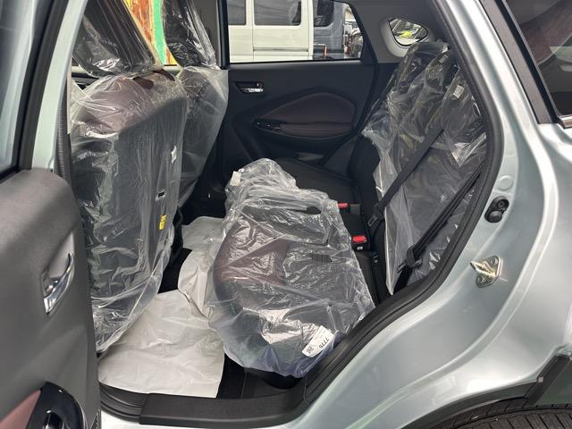 フロンクス ベースグレード　２ＷＤ　全方位モニター付メモリーナビゲーション　セーフティサポート　ＬＥＤヘッドランプ　アダプティブクルーズコントロール　電動パーキングブレーキ　シートヒーター　本革巻ステアリング　登録済未使用車（7枚目）