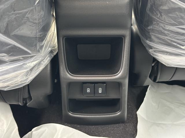 フロンクス ベースグレード　２ＷＤ　全方位モニター付メモリーナビゲーション　セーフティサポート　ＬＥＤヘッドランプ　アダプティブクルーズコントロール　電動パーキングブレーキ　シートヒーター　本革巻ステアリング　登録済未使用車（10枚目）