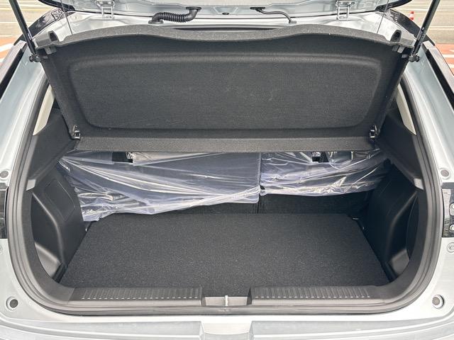 フロンクス ベースグレード　２ＷＤ　全方位モニター付メモリーナビゲーション　セーフティサポート　ＬＥＤヘッドランプ　アダプティブクルーズコントロール　電動パーキングブレーキ　シートヒーター　本革巻ステアリング　登録済未使用車（12枚目）