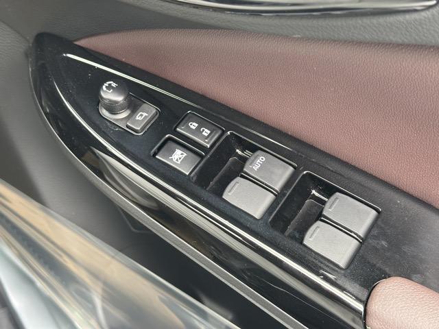 フロンクス ベースグレード　２ＷＤ　全方位モニター付メモリーナビゲーション　セーフティサポート　ＬＥＤヘッドランプ　アダプティブクルーズコントロール　電動パーキングブレーキ　シートヒーター　本革巻ステアリング　登録済未使用車（17枚目）