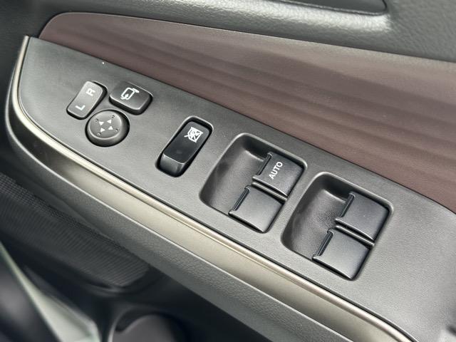 ソリオバンディット ハイブリッドMV スマートキー LEDヘッドライト 両側パワースライドドア フルオートエアコン ロールサンシェード シートバックテーブル サーキュレーター ヘッドアップディスプレイ 革巻きハンドル 登録済未使用車(19枚目)