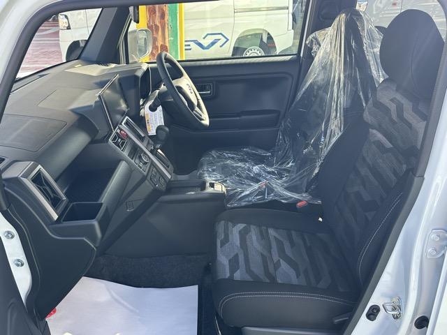 タフト Gターボ ダーククロムベンチャー 特別仕様車 9インチスマホ連携ディスプレイオーディオ スマートアシスト LEDヘッドランプ スカイフィールトップ 運転席・助手席シートヒーター 電動パーキングブレーキ バックモニター 届出済未使用車(6枚目)