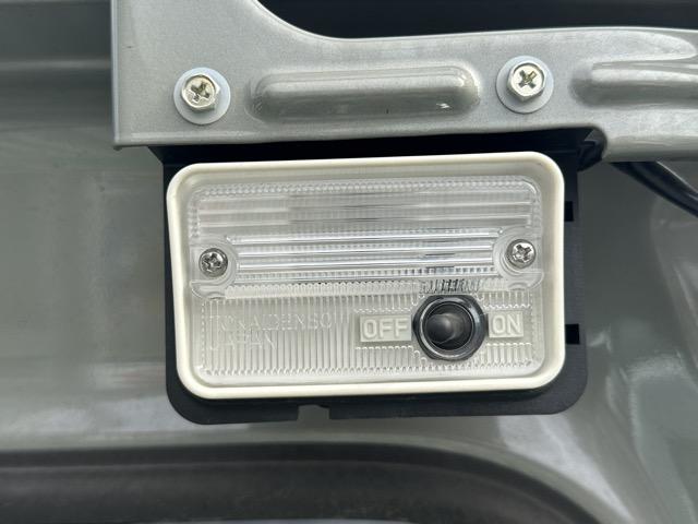 スーパーキャリイ X 4WD 4AT 社外ディスプレイオーディオ キーレス パワーウィンドー 作業灯 ルーフコンソール フォグランプ 衝突被害軽減ブレーキ アイドリングストップ オートライト エアコン パワステ(13枚目)