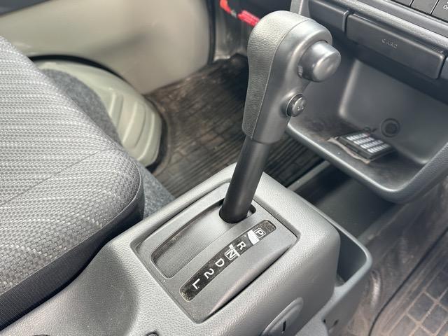 スーパーキャリイ X 4WD 4AT 社外ディスプレイオーディオ キーレス パワーウィンドー 作業灯 ルーフコンソール フォグランプ 衝突被害軽減ブレーキ アイドリングストップ オートライト エアコン パワステ(17枚目)