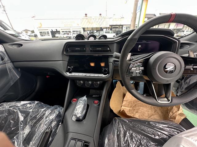 フェアレディＺ ニスモ　９ＡＴ　ＮＩＳＭＯ専用チューニング＆エクステリア＆インテリア　ＮｉｓｓａｎＣｏｎｎｅｃｔナビゲーション　ＥＴＣ２．０　ＬＥＤヘッドランプ　レイズ製１９インチ鍛造ＡＷ　パドルシフト　レカロ製シート（7枚目）