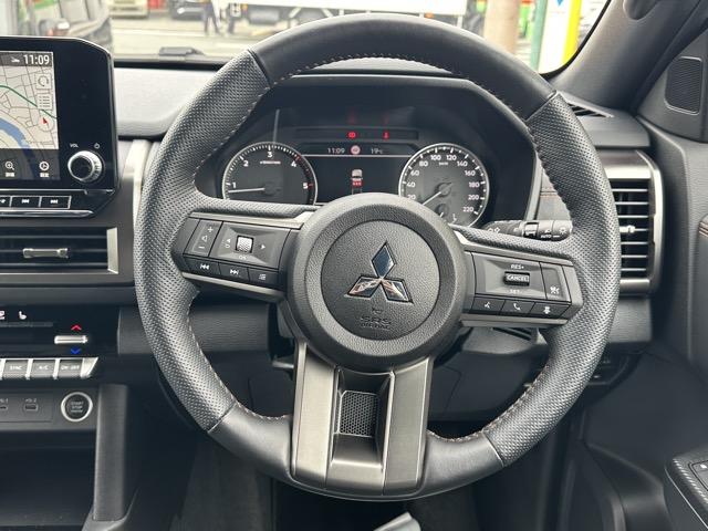 トライトン ＧＳＲ　純正ナビゲーション　全方位カメラ　スマートキー　ＬＥＤヘッドライト　フルオートエアコン　シートヒーター＆ハンドルヒーター　革巻きハンドル　オートクルーズコントロール　サーキュレーター　フォグランプ（9枚目）