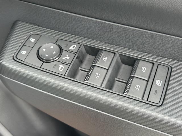 トライトン ＧＳＲ　純正ナビゲーション　全方位カメラ　スマートキー　ＬＥＤヘッドライト　フルオートエアコン　シートヒーター＆ハンドルヒーター　革巻きハンドル　オートクルーズコントロール　サーキュレーター　フォグランプ（19枚目）
