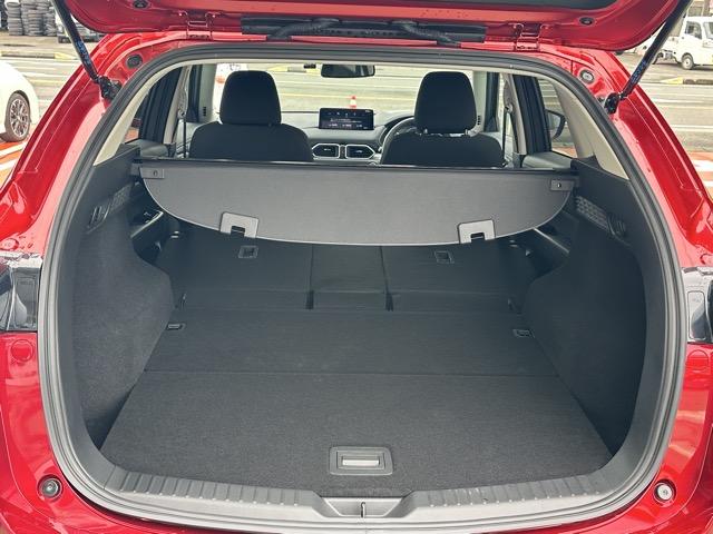 ＣＸ－５ ２０Ｓ　スマートエディション　純正オーディオ　全方位カメラ　ＥＴＣ　スマートキー　ＬＥＤヘッドライト　フルオートエアコン　電気式パーキングブレーキ　革巻きハンドル　オートクルーズコントロール　衝突被害軽減ブレーキ　オートライト（12枚目）
