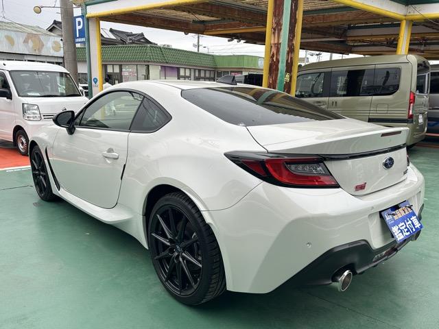 ＢＲＺ ＳＴＩ　スポーツ　走行距離６，９４１ＫＭ　Ｃ型　６ＭＴ　社外ディスプレイオーディオ　バックカメラ　スマートキー　ＬＥＤヘッドライト　フルオートエアコン　シートヒーター　革巻きハンドル　オートクルーズコントロール（5枚目）