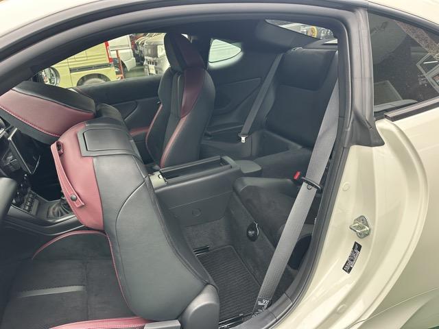 ＢＲＺ ＳＴＩ　スポーツ　走行距離６，９４１ＫＭ　Ｃ型　６ＭＴ　社外ディスプレイオーディオ　バックカメラ　スマートキー　ＬＥＤヘッドライト　フルオートエアコン　シートヒーター　革巻きハンドル　オートクルーズコントロール（7枚目）