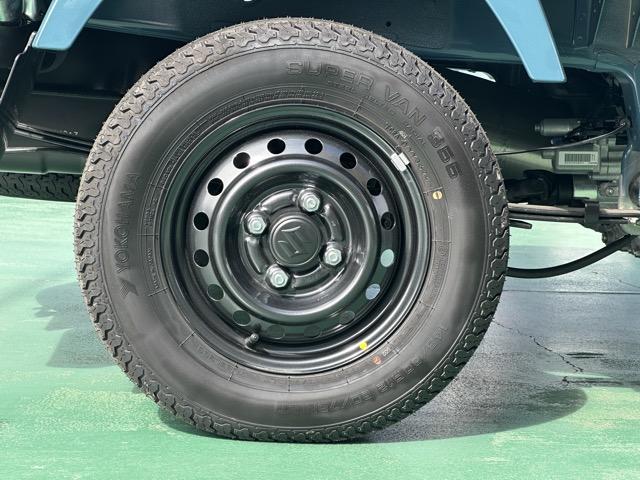 スーパーキャリイ Ｘリミテッド　４ＷＤ　４ＡＴ　特別仕様車　専用フロントガーニッシュ　専用サイドデカール　ＬＥＤヘッドランプ＆フォグランプベゼル（ブラック塗装）専用スチールホイール（ブラック塗装）　キーレス　届出済未使用車（12枚目）