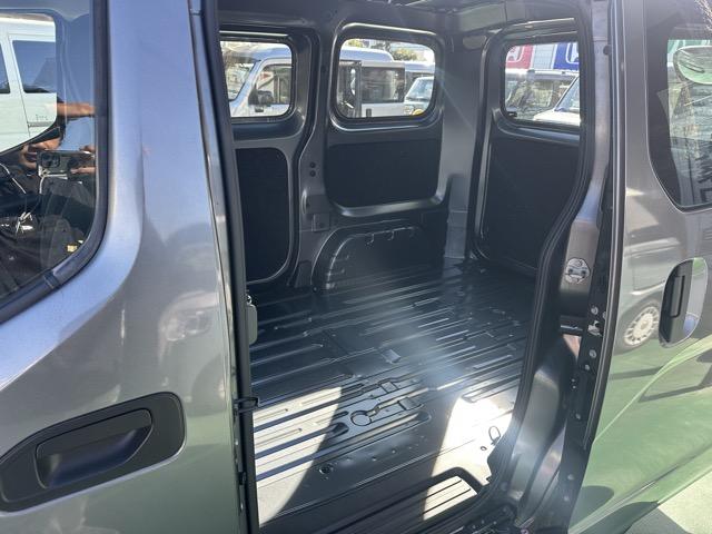 ＮＶ２００バネットバン ＤＸ　２人乗　キーレス　両側スライドドア　電動格納ドアミラー　パワーウィンドー　オートライト　エアコン　パワステ（7枚目）
