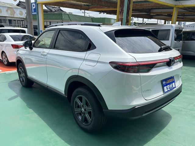 ヴェゼル ｅ：ＨＥＶ　Ｘ・ＨｕＮＴパッケージ　ホンダセンシング　専用エクステリア　コンビシート（カーキ×ネイビー）　フルＬＥＤヘッドライト　ＬＥＤフォグライト　フルオートエアコン　本革巻ステアリング　ルーフレール　登録済未使用車（5枚目）