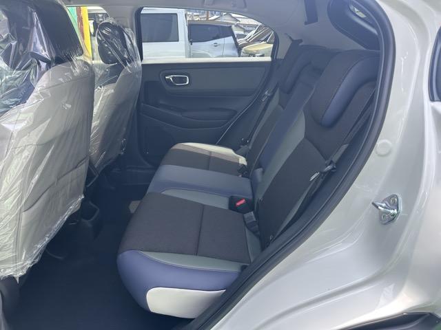 ヴェゼル ｅ：ＨＥＶ　Ｘ・ＨｕＮＴパッケージ　ホンダセンシング　専用エクステリア　コンビシート（カーキ×ネイビー）　フルＬＥＤヘッドライト　ＬＥＤフォグライト　フルオートエアコン　本革巻ステアリング　ルーフレール　登録済未使用車（7枚目）