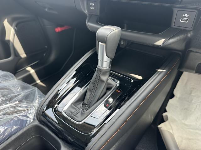 ヴェゼル ｅ：ＨＥＶ　Ｘ・ＨｕＮＴパッケージ　ホンダセンシング　専用エクステリア　コンビシート（カーキ×ネイビー）　フルＬＥＤヘッドライト　ＬＥＤフォグライト　フルオートエアコン　本革巻ステアリング　ルーフレール　登録済未使用車（23枚目）