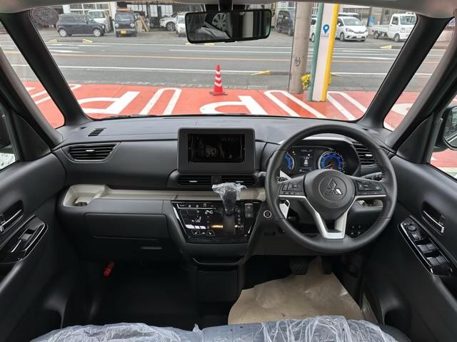 デリカミニ Ｔ　プレミアム　４ＷＤ　両側電動スライドドア　電動格納式ヒーテッドドアミラー　マイパイロット　ステアリングヒーター　デジタルルームミラー　アラウンドモニター　サーキュレーター　電動パーキングブレーキ　届出済未使用車（8枚目）