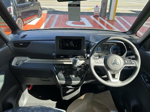 デリカミニ Ｔ　プレミアム　４ＷＤ　両側電動スライドドア　電動格納式ヒーテッドドアミラー　マイパイロット　ステアリングヒーター　デジタルルームミラー　アラウンドモニター　サーキュレーター　電動パーキングブレーキ　届出済未使用車（9枚目）