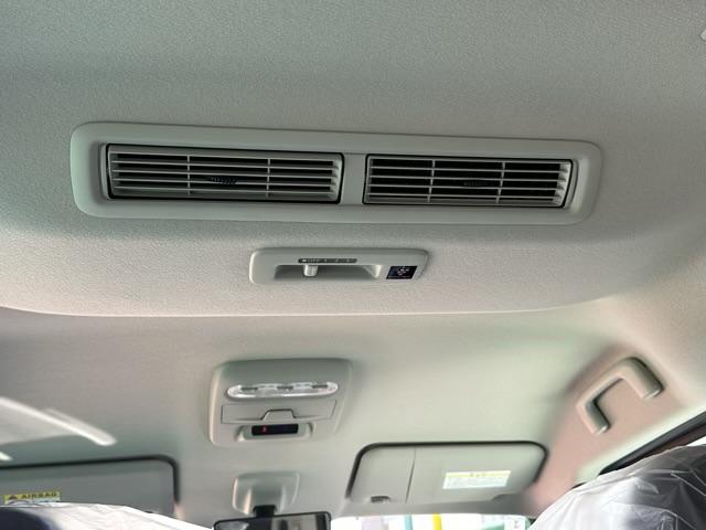 デリカミニ Ｔ　プレミアム　４ＷＤ　両側電動スライドドア　電動格納式ヒーテッドドアミラー　マイパイロット　ステアリングヒーター　デジタルルームミラー　アラウンドモニター　サーキュレーター　電動パーキングブレーキ　届出済未使用車（13枚目）