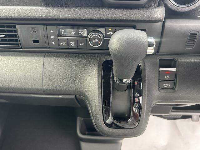 Ｎ－ＢＯＸカスタム ターボコーディネートスタイル　ホンダセンシング　ダイレクトプロジェクション式フルＬＥＤヘッドライト　ＬＥＤフォグランプ　両側パワースライドドア　電子制御パーキングブレーキ　シートヒーター　本革巻ステアリング　届出済未使用車（18枚目）