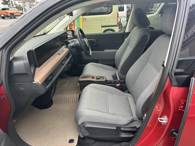 Ｈｏｎｄａ ｅ アドバンス　ホンダセンシング　ＬＥＤヘッドランプ　ワイドスクリーンＨｏｎｄａＣＯＮＮＥＣＴディスプレー＋ＥＴＣ２．０　プレミアムサウンドシステム　マルチビューカメラ　センターカメラミラーシステム　スカイルーフ（6枚目）