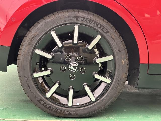 Ｈｏｎｄａ ｅ アドバンス　ホンダセンシング　ＬＥＤヘッドランプ　ワイドスクリーンＨｏｎｄａＣＯＮＮＥＣＴディスプレー＋ＥＴＣ２．０　プレミアムサウンドシステム　マルチビューカメラ　センターカメラミラーシステム　スカイルーフ（15枚目）