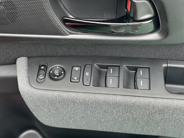 Ｈｏｎｄａ ｅ アドバンス　ホンダセンシング　ＬＥＤヘッドランプ　ワイドスクリーンＨｏｎｄａＣＯＮＮＥＣＴディスプレー＋ＥＴＣ２．０　プレミアムサウンドシステム　マルチビューカメラ　センターカメラミラーシステム　スカイルーフ（16枚目）