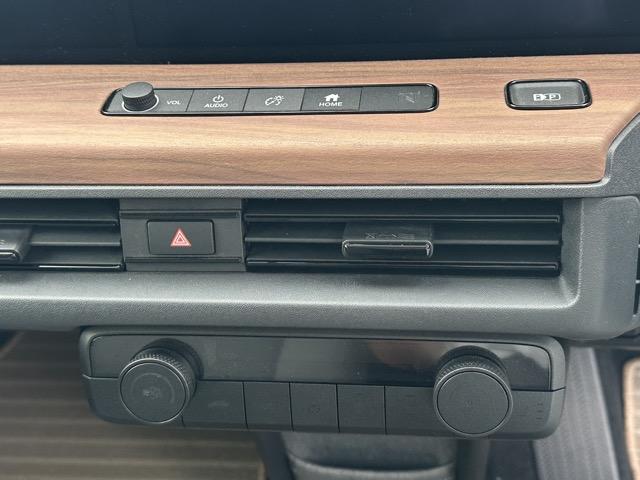 Ｈｏｎｄａ ｅ アドバンス　ホンダセンシング　ＬＥＤヘッドランプ　ワイドスクリーンＨｏｎｄａＣＯＮＮＥＣＴディスプレー＋ＥＴＣ２．０　プレミアムサウンドシステム　マルチビューカメラ　センターカメラミラーシステム　スカイルーフ（17枚目）
