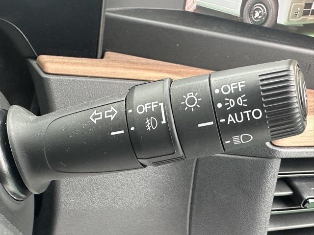 Ｈｏｎｄａ ｅ アドバンス　ホンダセンシング　ＬＥＤヘッドランプ　ワイドスクリーンＨｏｎｄａＣＯＮＮＥＣＴディスプレー＋ＥＴＣ２．０　プレミアムサウンドシステム　マルチビューカメラ　センターカメラミラーシステム　スカイルーフ（24枚目）