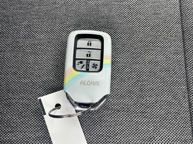 Ｈｏｎｄａ ｅ アドバンス　ホンダセンシング　ＬＥＤヘッドランプ　ワイドスクリーンＨｏｎｄａＣＯＮＮＥＣＴディスプレー＋ＥＴＣ２．０　プレミアムサウンドシステム　マルチビューカメラ　センターカメラミラーシステム　スカイルーフ（26枚目）