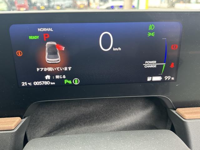 Ｈｏｎｄａ ｅ アドバンス　ホンダセンシング　ＬＥＤヘッドランプ　ワイドスクリーンＨｏｎｄａＣＯＮＮＥＣＴディスプレー＋ＥＴＣ２．０　プレミアムサウンドシステム　マルチビューカメラ　センターカメラミラーシステム　スカイルーフ（30枚目）