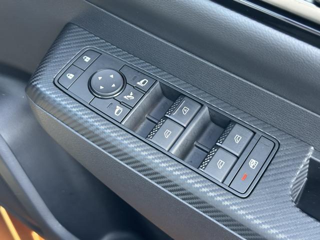 トライトン ＧＳＲ　純正ナビゲーション　全方位カメラ　スマートキー　ＬＥＤヘッドライト　フルオートエアコン　シートヒーター＆ハンドルヒーター　オートクルーズコントロール　革巻きハンドル　アイドリングストップ　フォグランプ（19枚目）