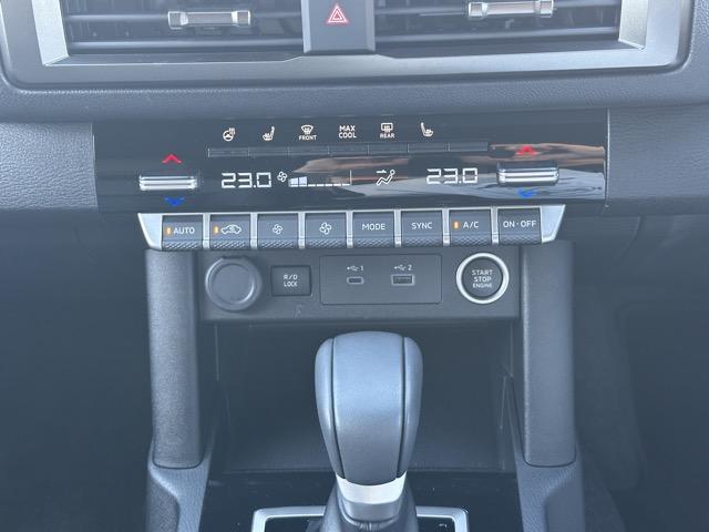 トライトン ＧＳＲ　純正ナビゲーション　全方位カメラ　スマートキー　ＬＥＤヘッドライト　フルオートエアコン　シートヒーター＆ハンドルヒーター　オートクルーズコントロール　革巻きハンドル　アイドリングストップ　フォグランプ（21枚目）