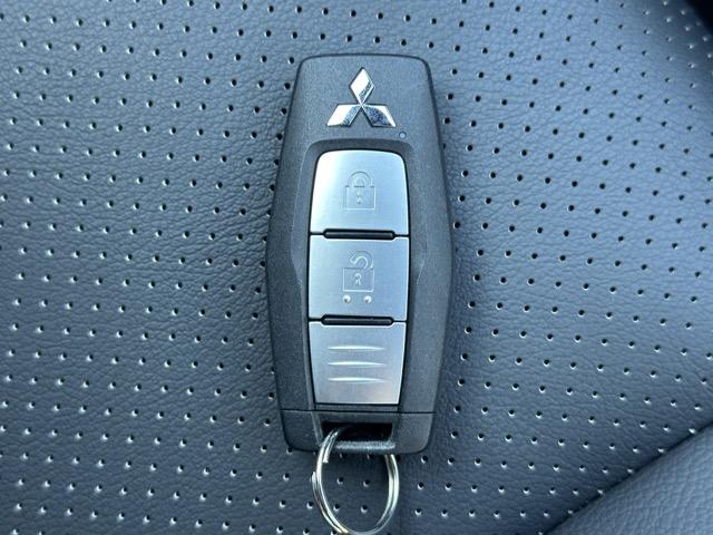 トライトン ＧＳＲ　純正ナビゲーション　全方位カメラ　スマートキー　ＬＥＤヘッドライト　フルオートエアコン　シートヒーター＆ハンドルヒーター　オートクルーズコントロール　革巻きハンドル　アイドリングストップ　フォグランプ（31枚目）