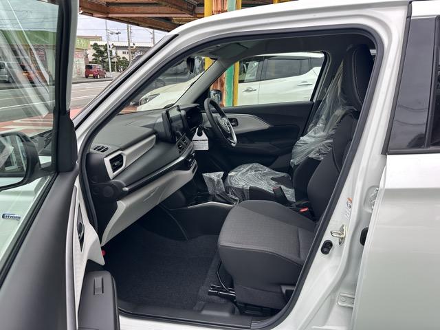 スイフト ハイブリッドＭＺ　全方位カメラ付ナビゲーション　スマートキー　ＬＥＤヘッドライト　オートエアコン　シートヒーター　電気式パーキングブレーキ　ＵＳＢ充電ソケット　革巻きハンドル　オートクルーズコントロール　登録済未使用車（6枚目）