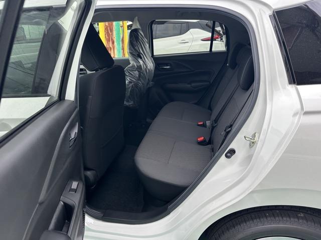 スイフト ハイブリッドＭＺ　全方位カメラ付ナビゲーション　スマートキー　ＬＥＤヘッドライト　オートエアコン　シートヒーター　電気式パーキングブレーキ　ＵＳＢ充電ソケット　革巻きハンドル　オートクルーズコントロール　登録済未使用車（7枚目）