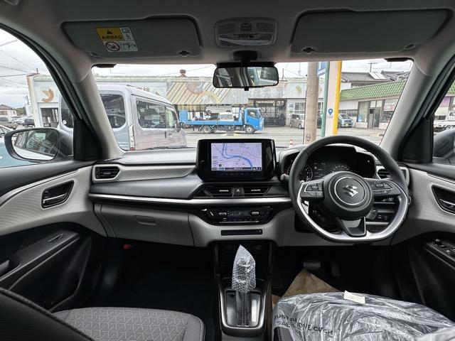 スイフト ハイブリッドＭＺ　全方位カメラ付ナビゲーション　スマートキー　ＬＥＤヘッドライト　オートエアコン　シートヒーター　電気式パーキングブレーキ　ＵＳＢ充電ソケット　革巻きハンドル　オートクルーズコントロール　登録済未使用車（8枚目）