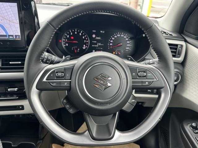 スイフト ハイブリッドＭＺ　全方位カメラ付ナビゲーション　スマートキー　ＬＥＤヘッドライト　オートエアコン　シートヒーター　電気式パーキングブレーキ　ＵＳＢ充電ソケット　革巻きハンドル　オートクルーズコントロール　登録済未使用車（9枚目）