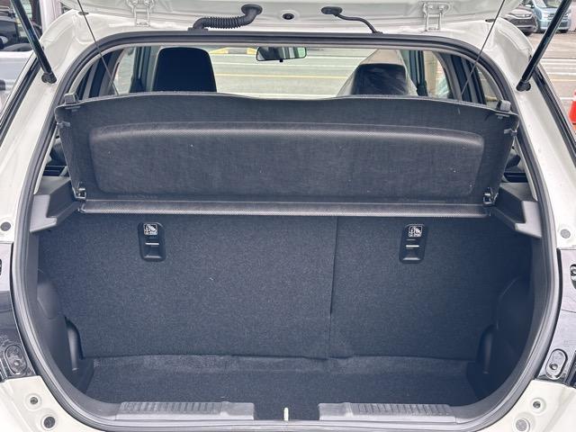 スイフト ハイブリッドＭＺ　全方位カメラ付ナビゲーション　スマートキー　ＬＥＤヘッドライト　オートエアコン　シートヒーター　電気式パーキングブレーキ　ＵＳＢ充電ソケット　革巻きハンドル　オートクルーズコントロール　登録済未使用車（11枚目）