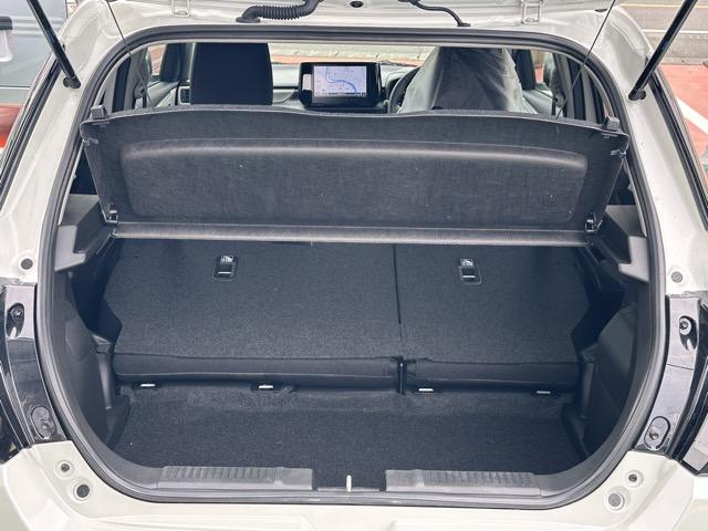 スイフト ハイブリッドＭＺ　全方位カメラ付ナビゲーション　スマートキー　ＬＥＤヘッドライト　オートエアコン　シートヒーター　電気式パーキングブレーキ　ＵＳＢ充電ソケット　革巻きハンドル　オートクルーズコントロール　登録済未使用車（12枚目）