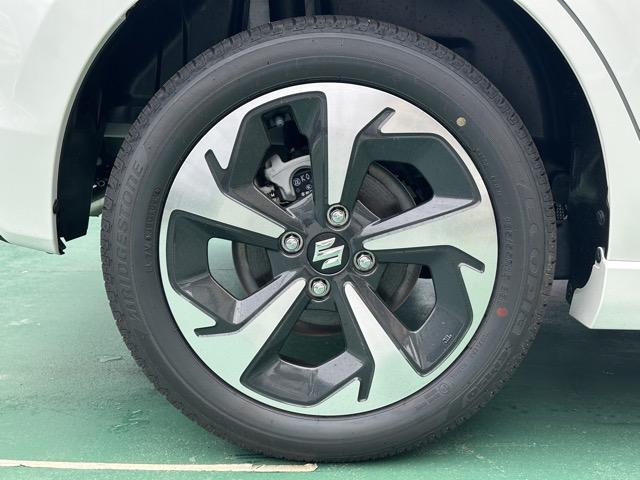 スイフト ハイブリッドＭＺ　全方位カメラ付ナビゲーション　スマートキー　ＬＥＤヘッドライト　オートエアコン　シートヒーター　電気式パーキングブレーキ　ＵＳＢ充電ソケット　革巻きハンドル　オートクルーズコントロール　登録済未使用車（14枚目）