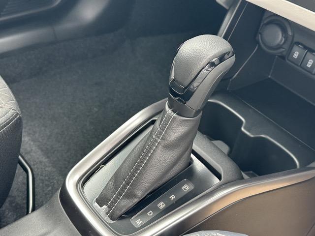 スイフト ハイブリッドＭＺ　全方位カメラ付ナビゲーション　スマートキー　ＬＥＤヘッドライト　オートエアコン　シートヒーター　電気式パーキングブレーキ　ＵＳＢ充電ソケット　革巻きハンドル　オートクルーズコントロール　登録済未使用車（17枚目）