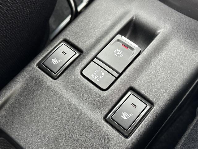 スイフト ハイブリッドＭＺ　全方位カメラ付ナビゲーション　スマートキー　ＬＥＤヘッドライト　オートエアコン　シートヒーター　電気式パーキングブレーキ　ＵＳＢ充電ソケット　革巻きハンドル　オートクルーズコントロール　登録済未使用車（18枚目）